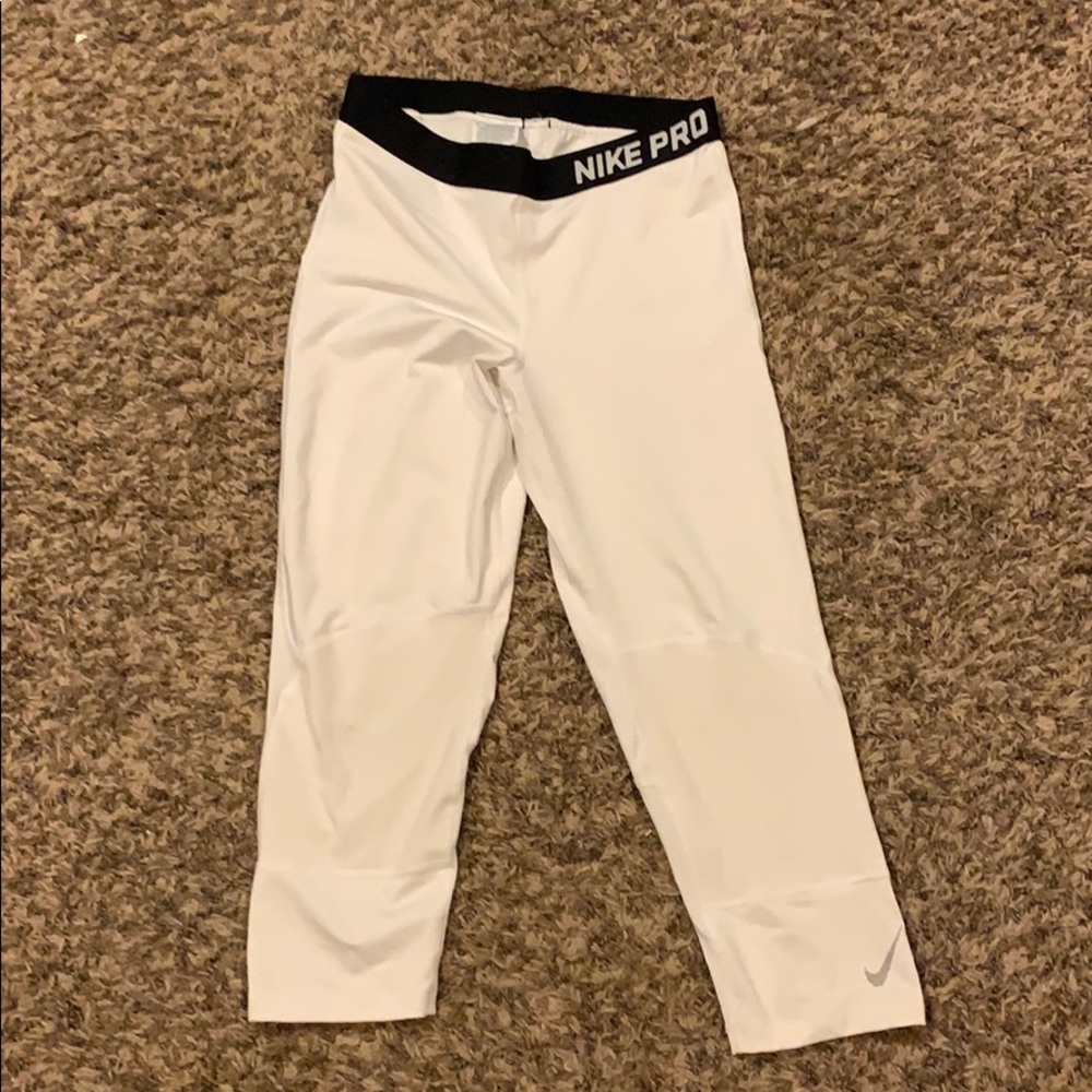 White Nike pro Capri leggings